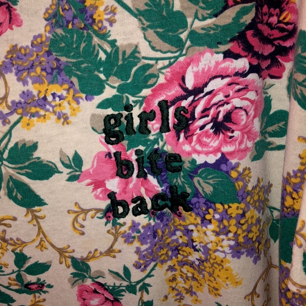 Embroidered thrift flip